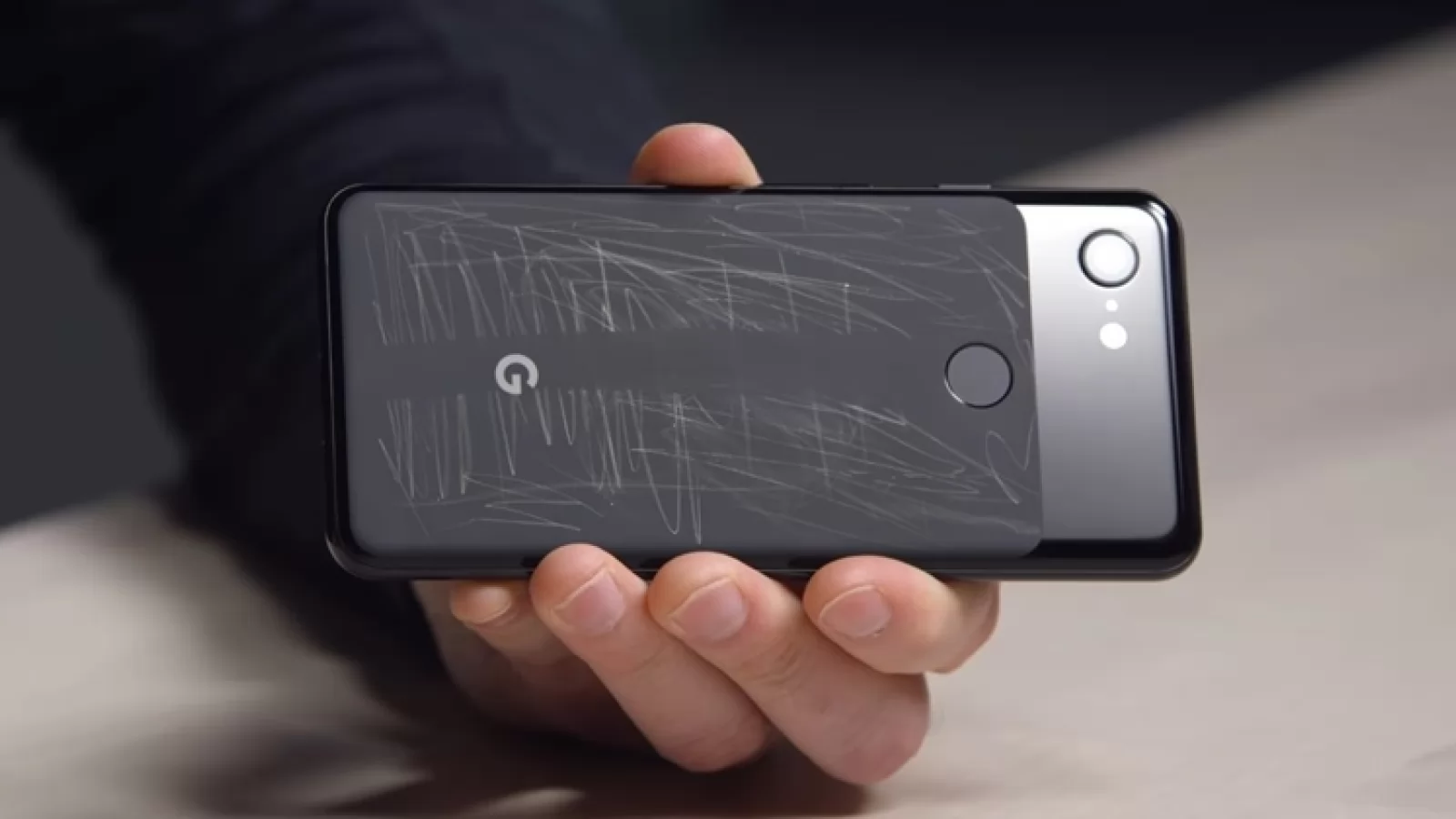 Google Pixel 3 XL se zgârie rău, dar se şi "vindecă"! Unbox Therapy desfiinţează Scratch Gate (Video)