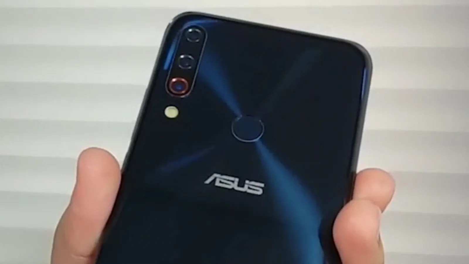 ASUS ZenFone 6 apare deja sub formă de prototip, cu breton "picătură", cameră triplă