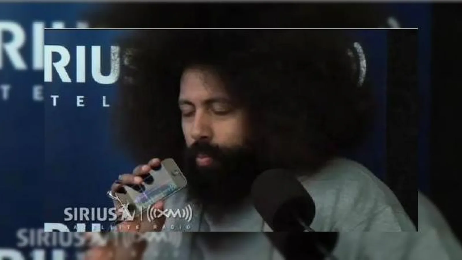 Apple iPhone, inca o data instrument muzical, de aceasta data si cu o doza de comedie (Video)
