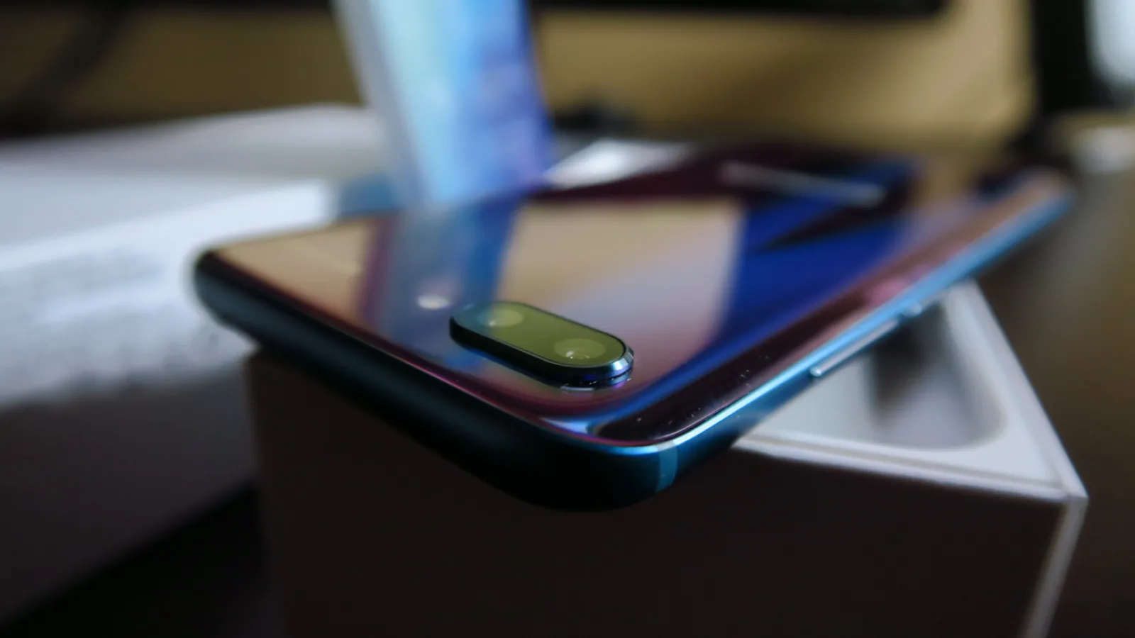 Huawei Honor 10: Camera ameninţătoare pentru flagship-uri ziua, cam subţire noaptea