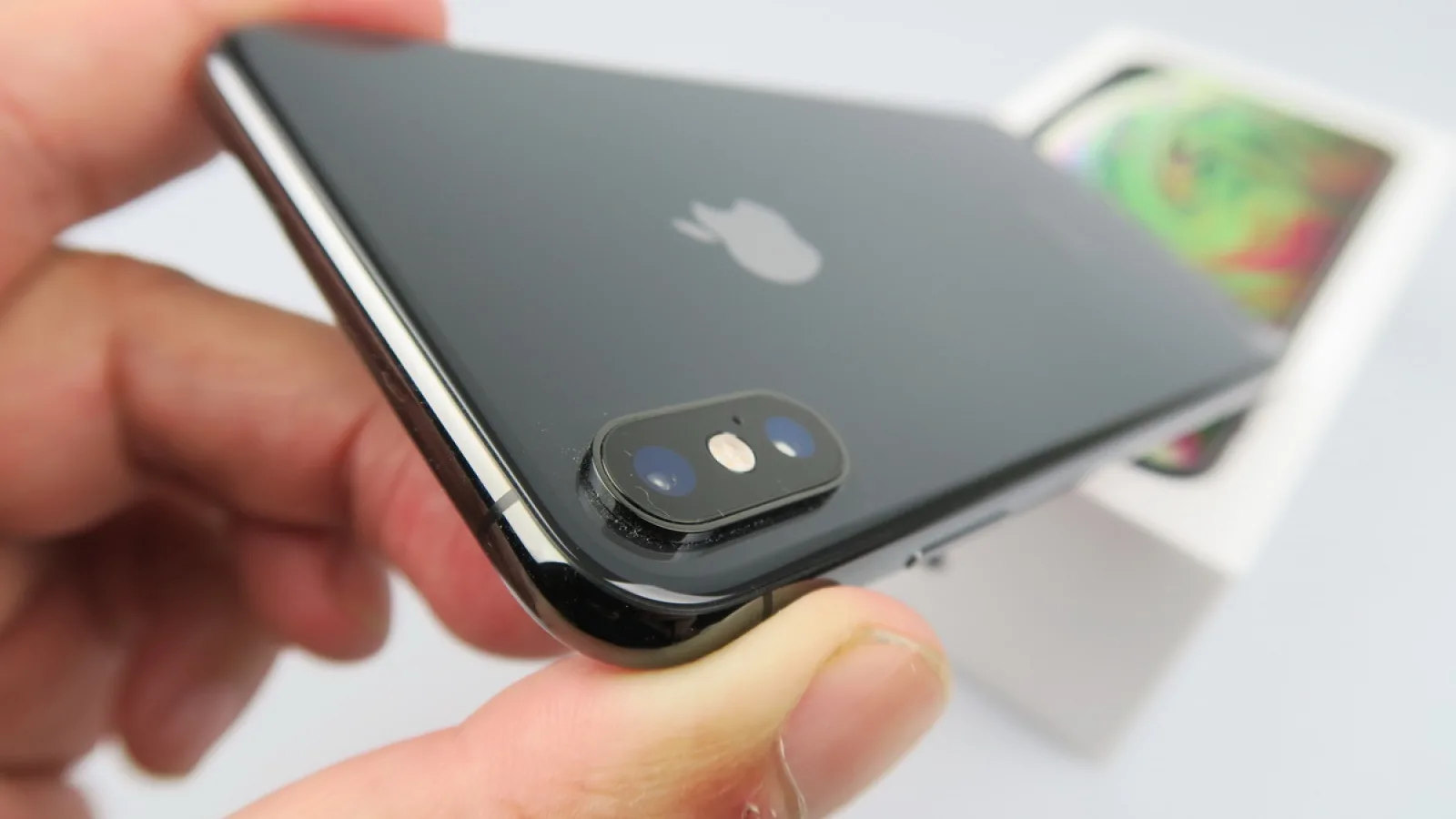 Apple iPhone XS Max: Design elegant, masiv, dar nu exagerat