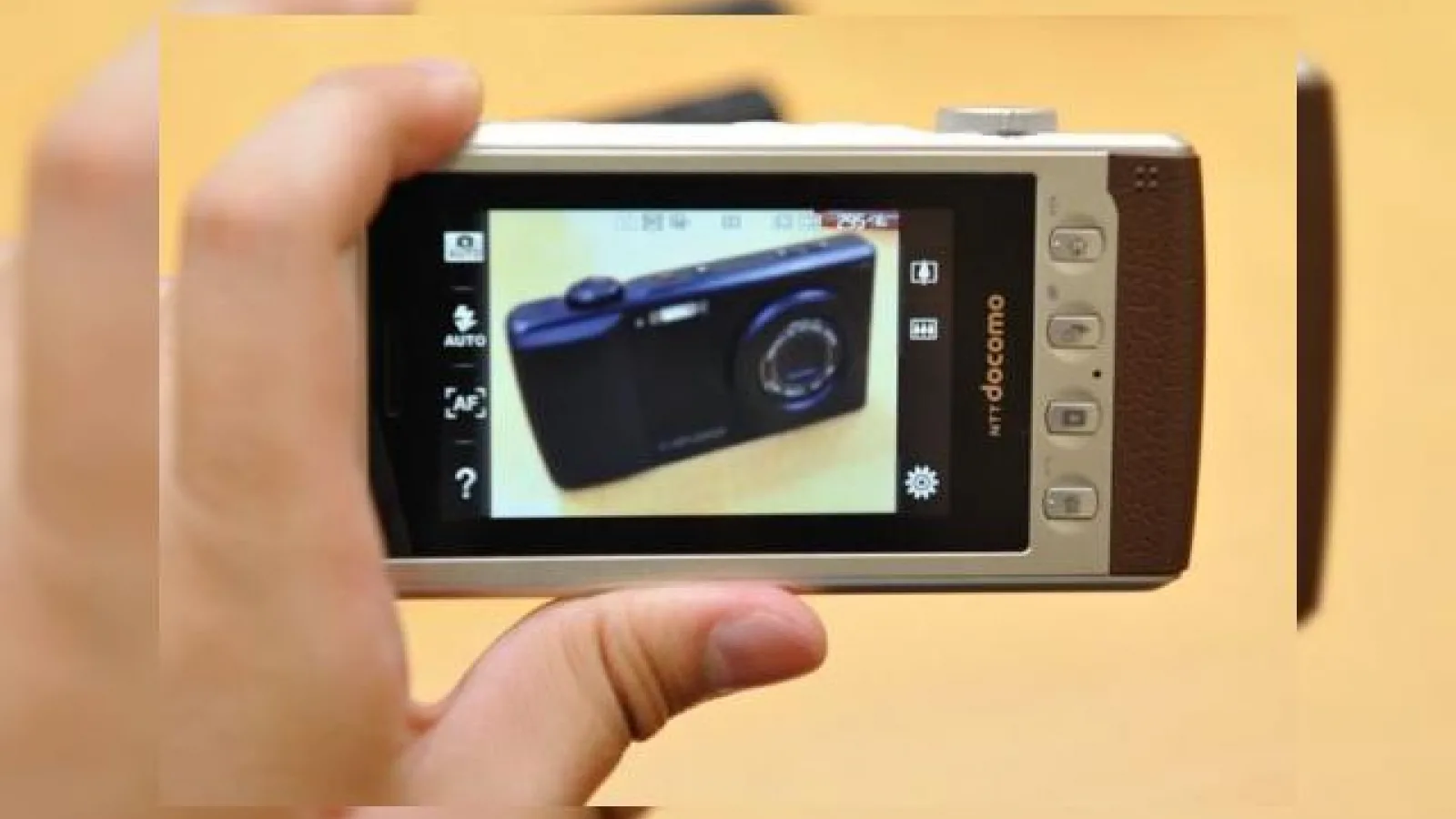 Telefon-camera sau camera-telefon? LG L-03C - 12MP, zoom optic 3x, blitz Xenon si captura video 720p