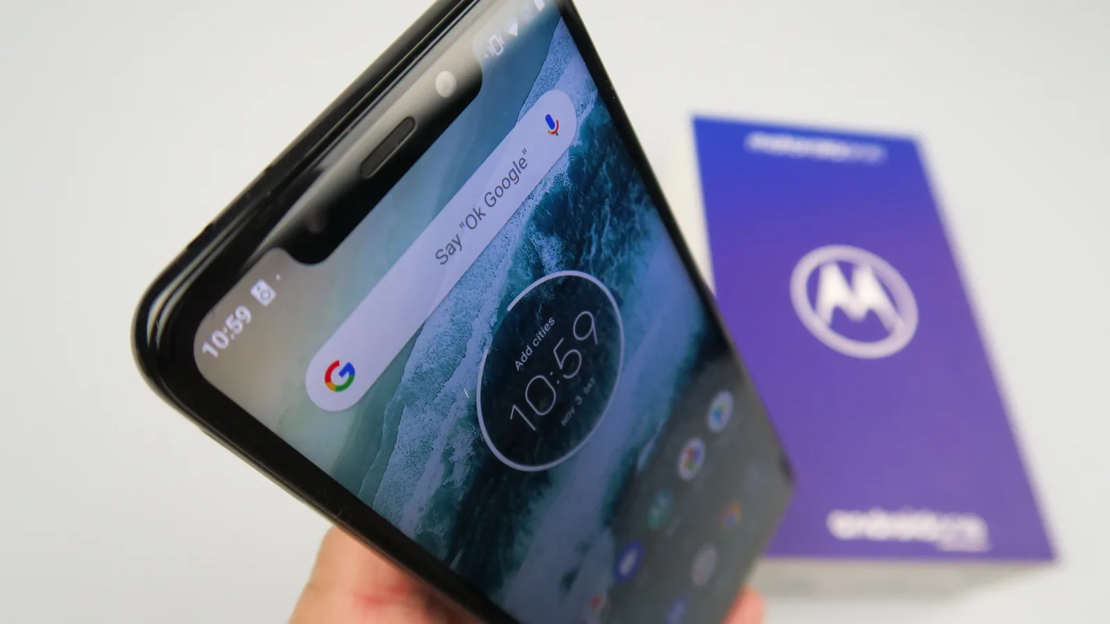Motorola One Unboxing: telefon midrange cu Android One, spate "oglindă" şi cameră duală (Video)