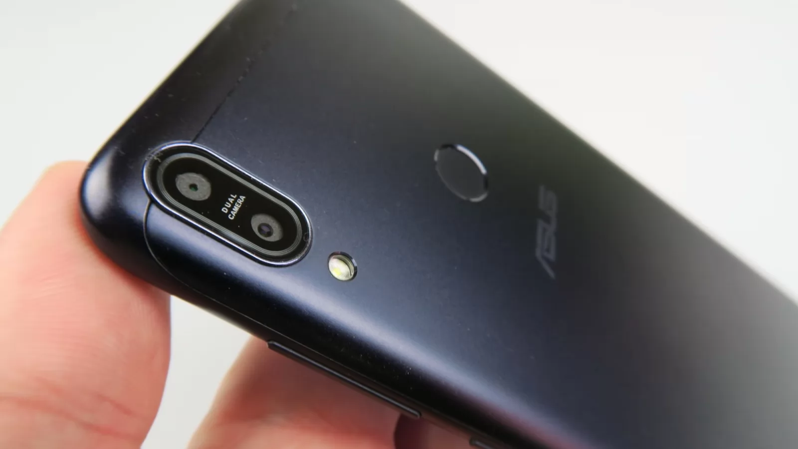 ASUS ZenFone Max Pro (M1): Hardware ceva mai next level decât la un battery phone clasic
