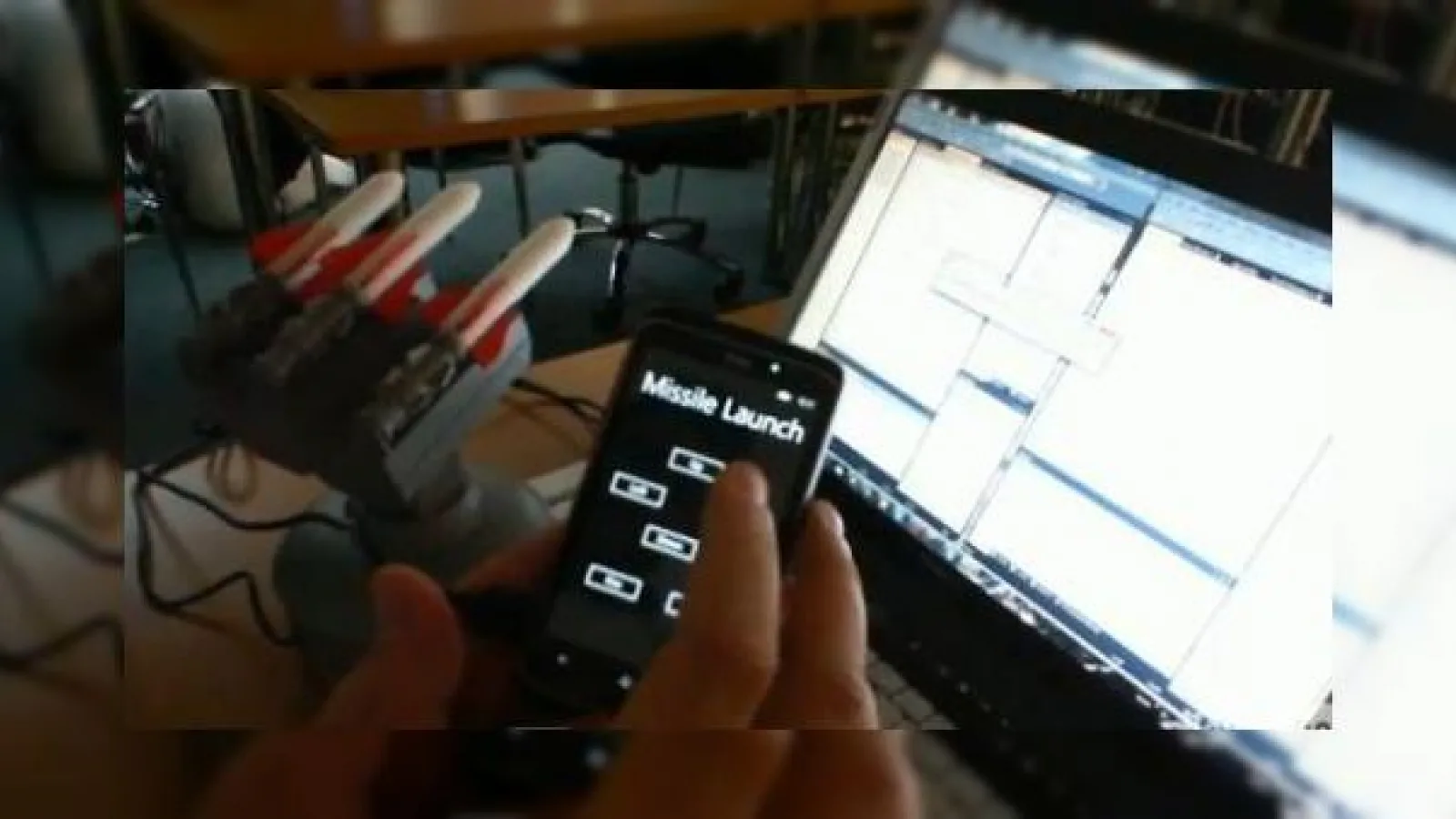 Ne pregătim de razboi cu... lansatorul de rachete controlat via Windows Phone 7 (Video)