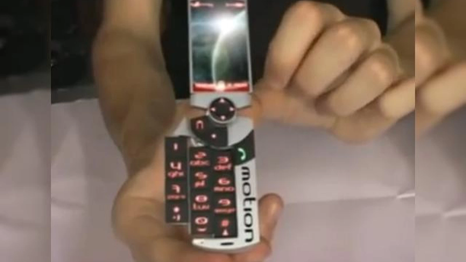 Telefonul Tronatic Motion se transformă sub privirile noastre (Video)