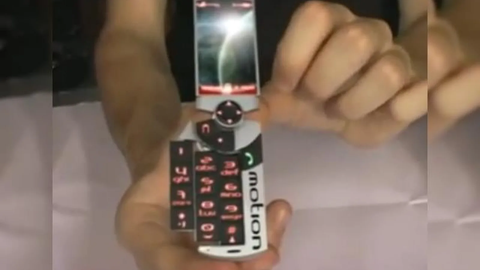 Telefonul Tronatic Motion se transformă sub privirile noastre (Video)