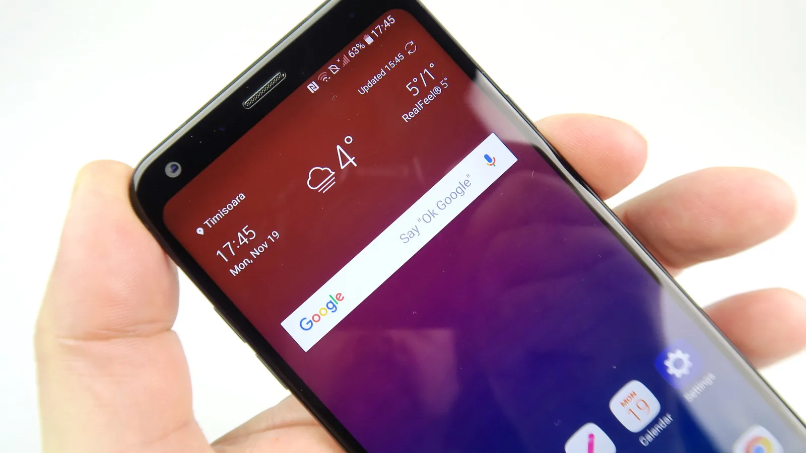 LG Q7: Display imersiv, destul de luminos şi culori bine calibrate