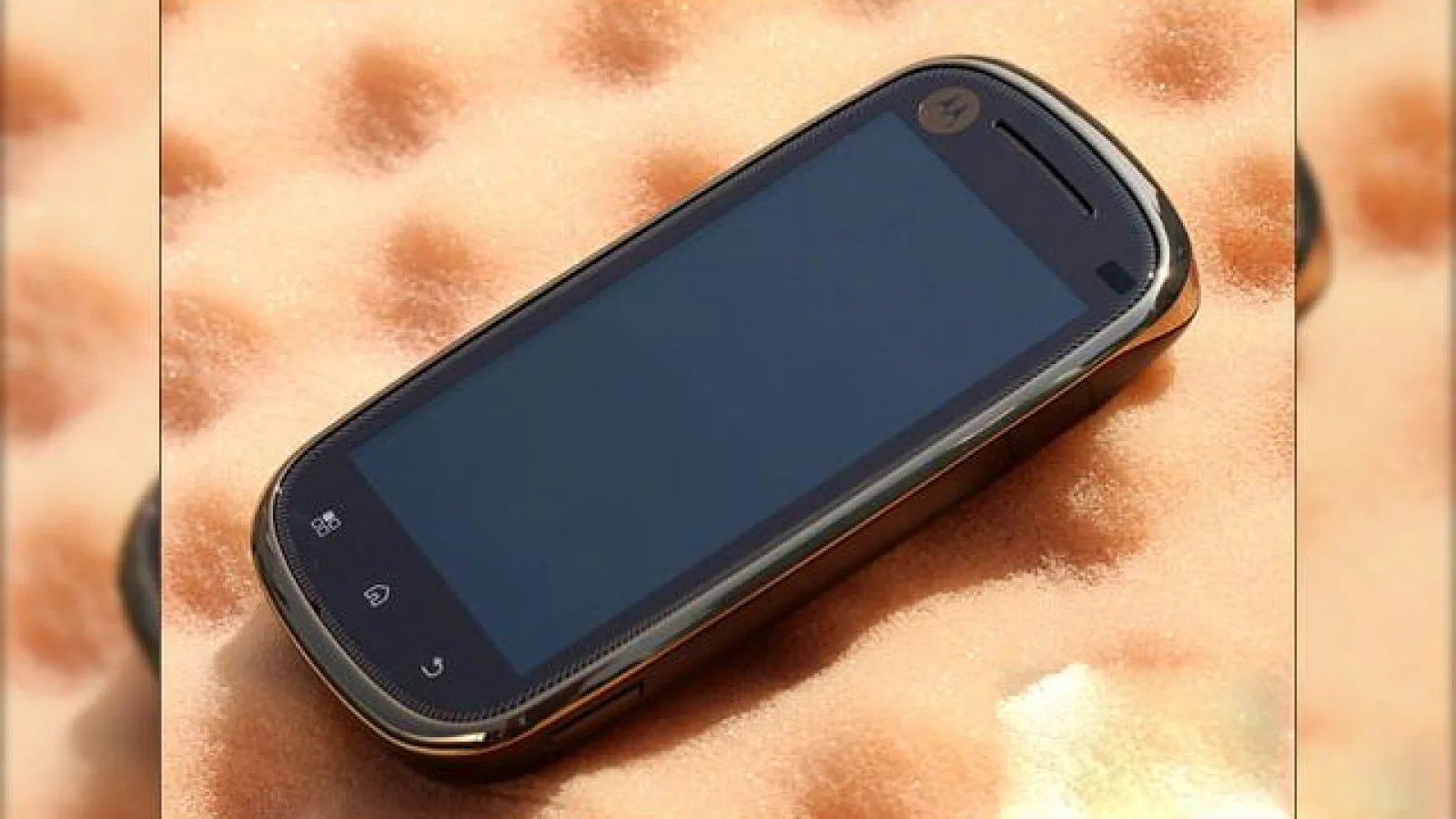 Motorola XT800+, un telefon de lux, Împodobit cu finisaj din piele și aur