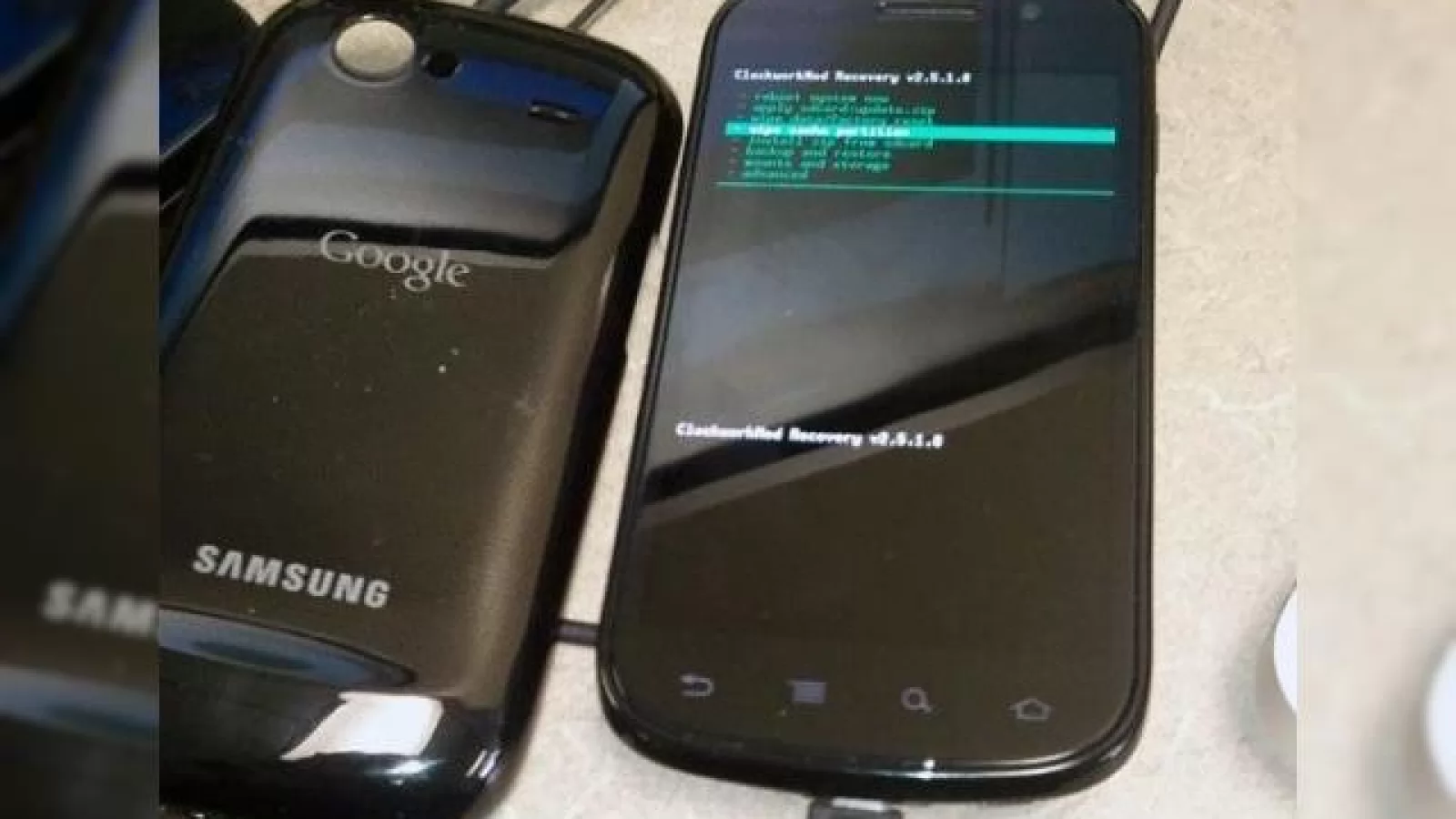 Nexus S trecut prin rooting, să vedem ROM-urile de Android 2.3!