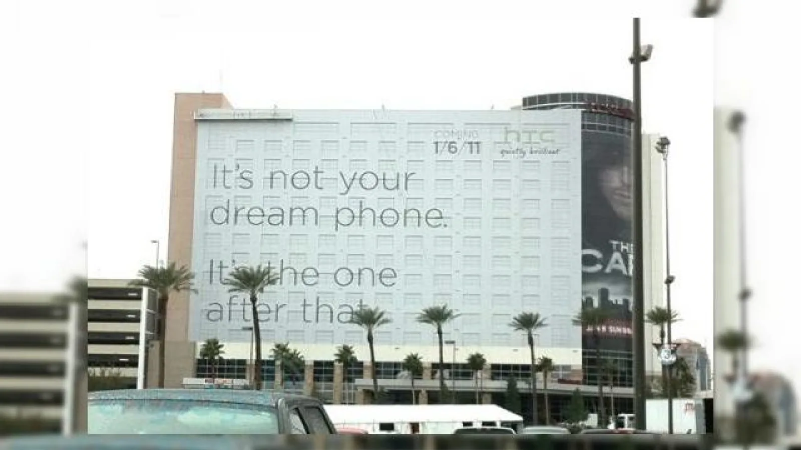 Un afiș promoțional uriaș pentru HTC Thunderbolt, Înainte de CES 2011