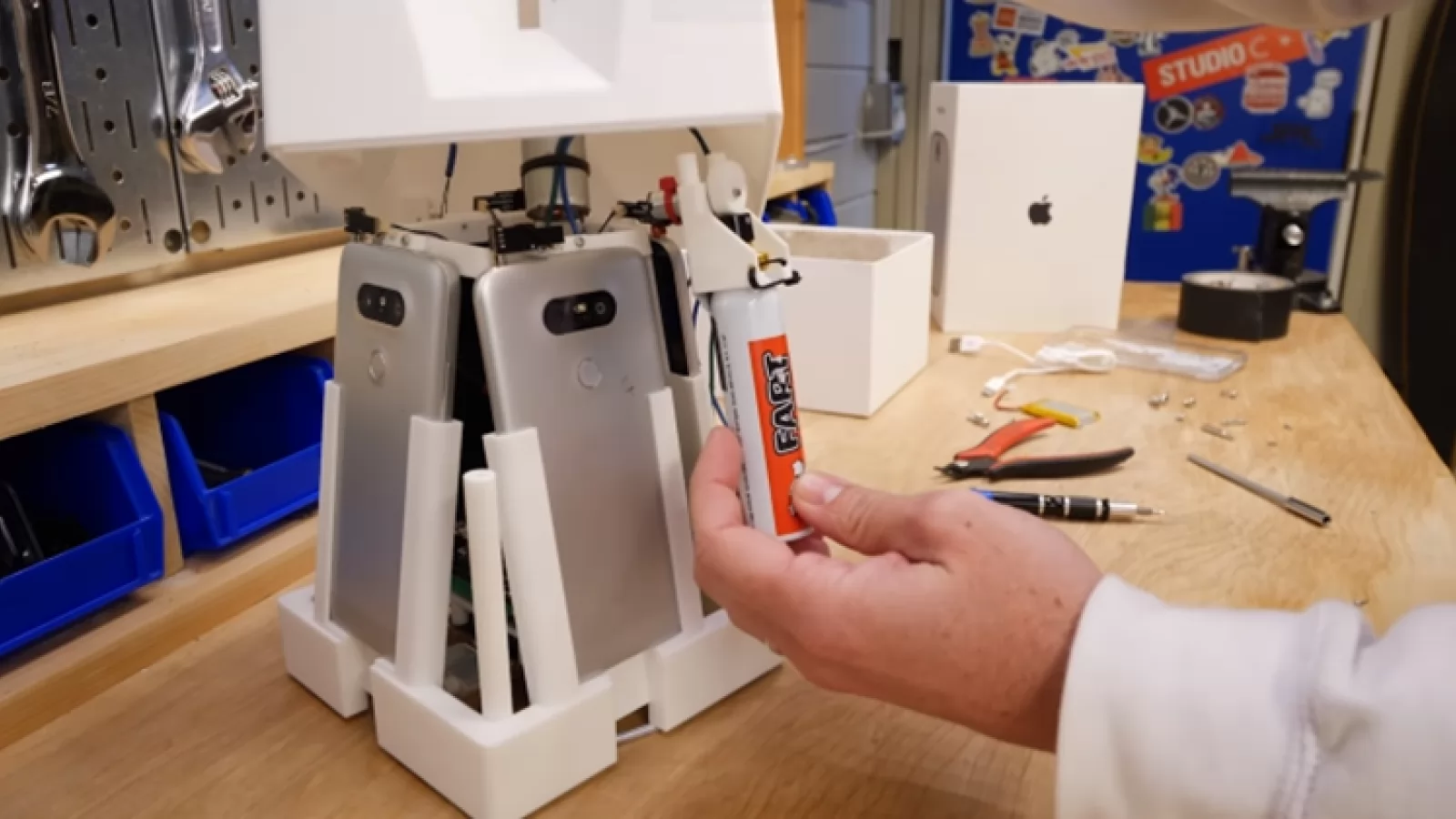 Ce au un în comun sprayul cu flatulenţa, 4 telefoane LG G5 şi sclipiciul? O invenţie de inginer NASA (Video)
