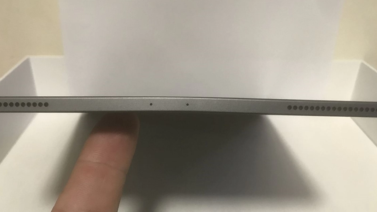 Revine #Bendgate; iPad Pro (2018) sosește îndoit din cutie pentru câţiva cumpărători; Apple spune că e normal