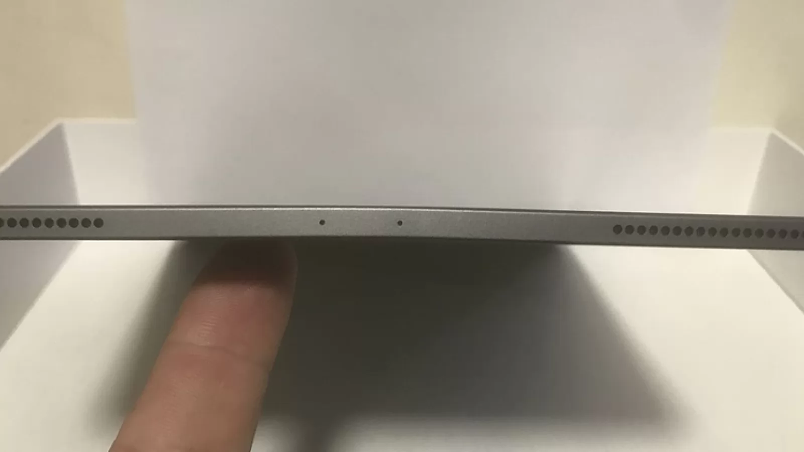 Revine #Bendgate; iPad Pro (2018) sosește îndoit din cutie pentru câţiva cumpărători; Apple spune că e normal