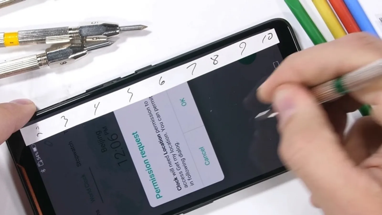 ASUS ROG Phone e torturat de JerryRigEverything: zgâriat, îndoit şi ars, dar "coafura rezistă" (Video)