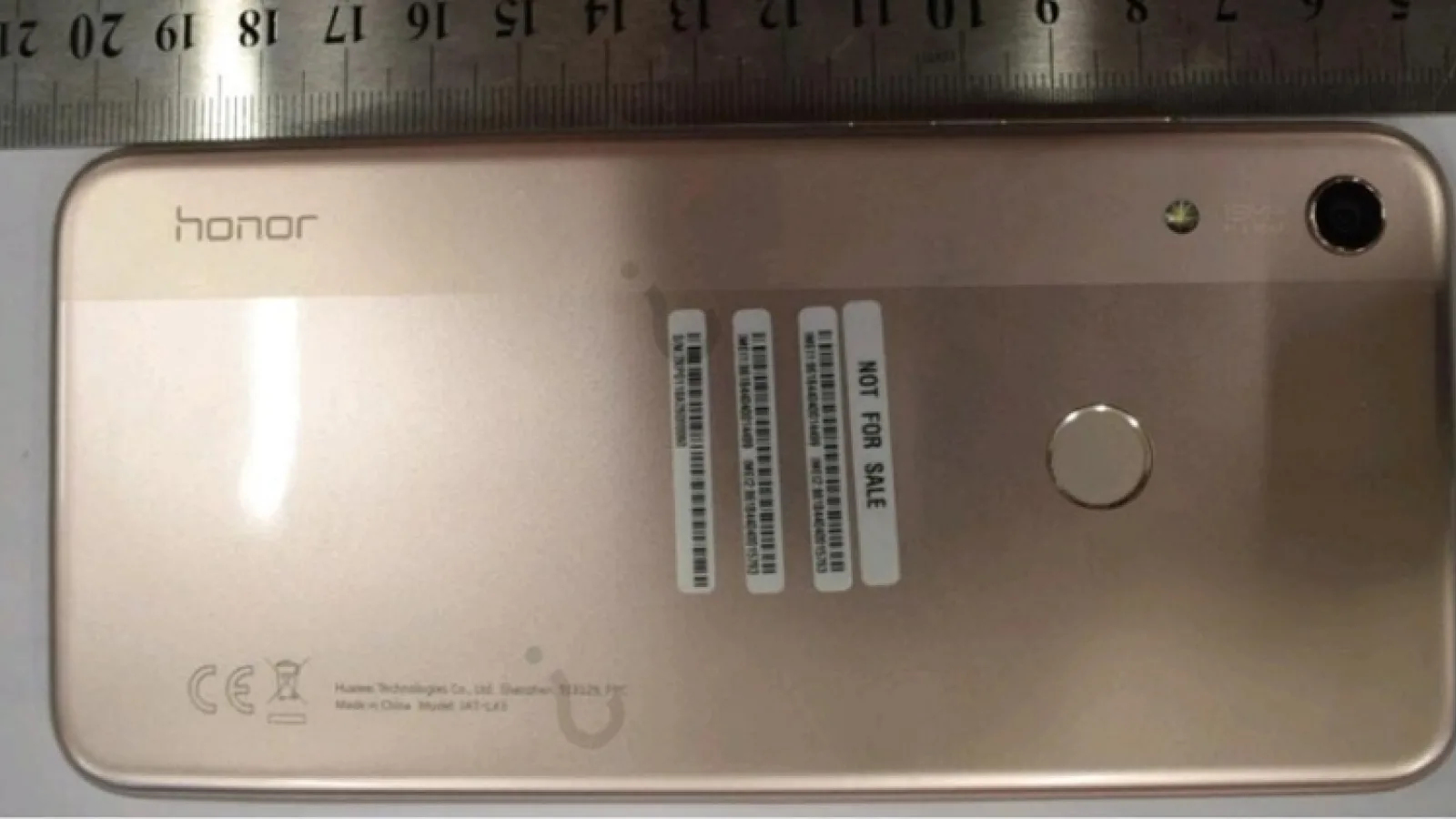 Huawei Honor 8A apare în noi fotografii reale; Îşi păstrează inedita dungă din spate