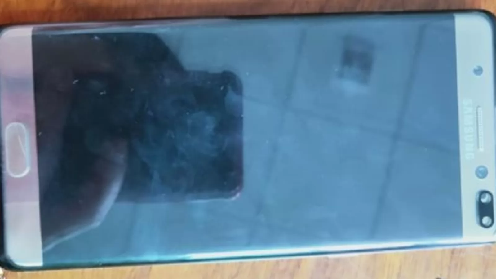 Protecţia de ecran a lui Samsung Galaxy S10+ este aplicată peste Galaxy Note 7 şi se potriveşte aproape perfect