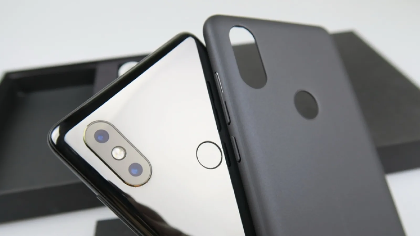 Xiaomi Mi Mix 2s primește un update software, cu focusul pus pe îmbunătățirea camerei foto