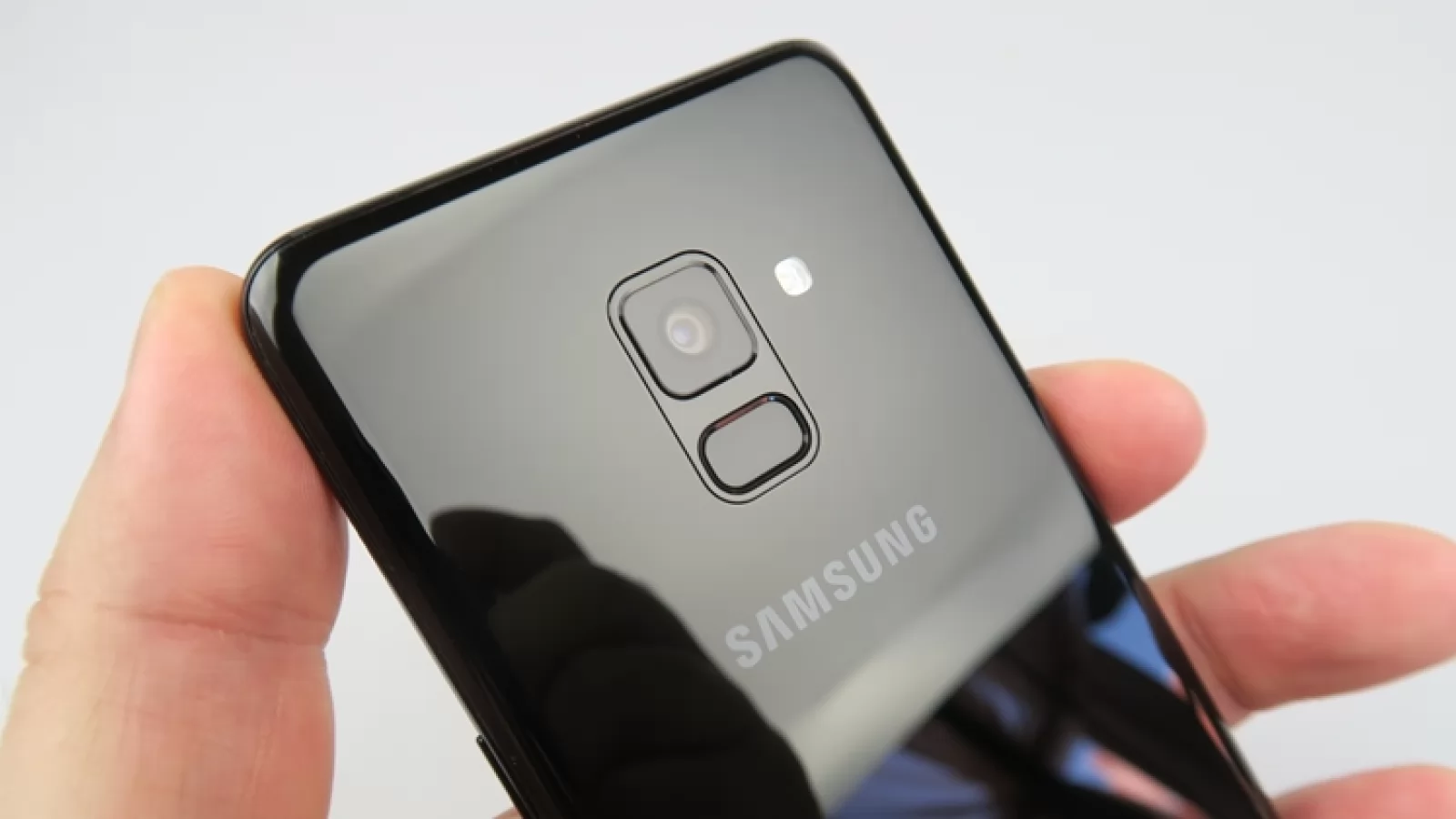 Turul Magazinelor #517: Samsung Galaxy A8 (2018) iarăşi la reducere, accesorii pentru el, preţuri foarte mici la carduri SD şi irigator bucal