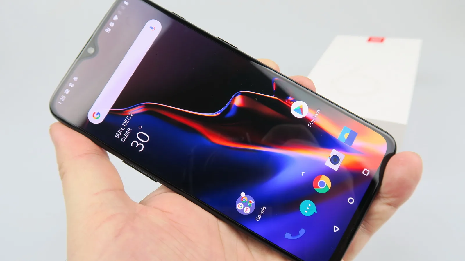 OnePlus 6T: Display luminos, excelent calibrat
