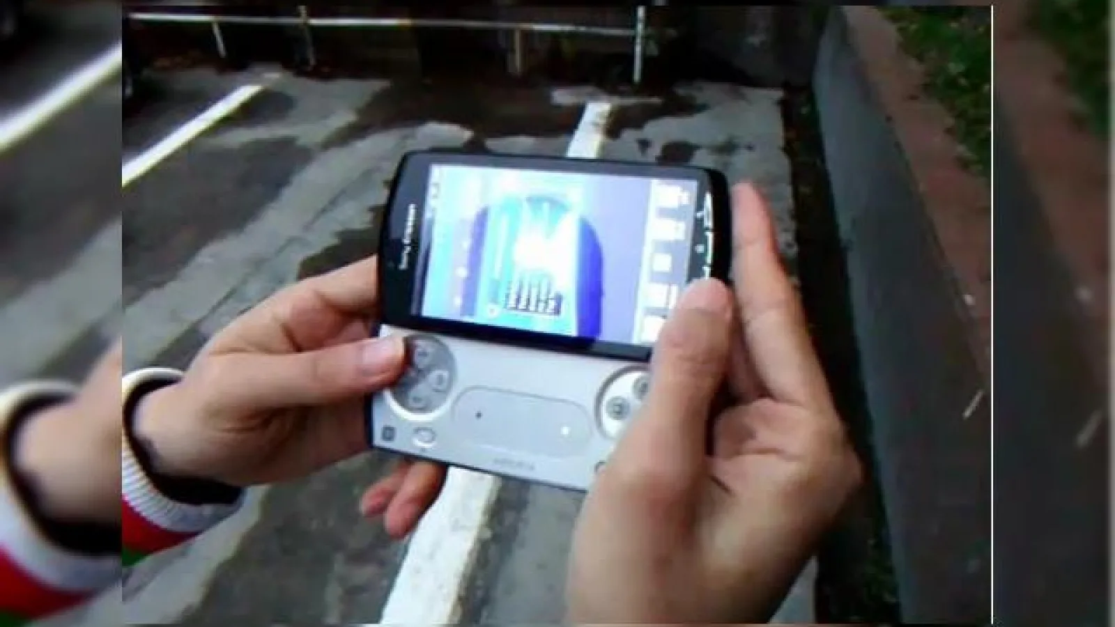 Ne jucăm cu PSP Phone... sau mai bine zis SE joacă (Video)