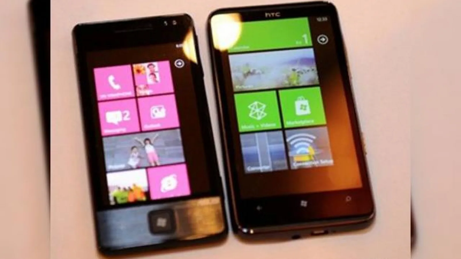 Un nou telefon Windows Phone 7, Asus E600, acum cu imagini și clip hands-on (Video)