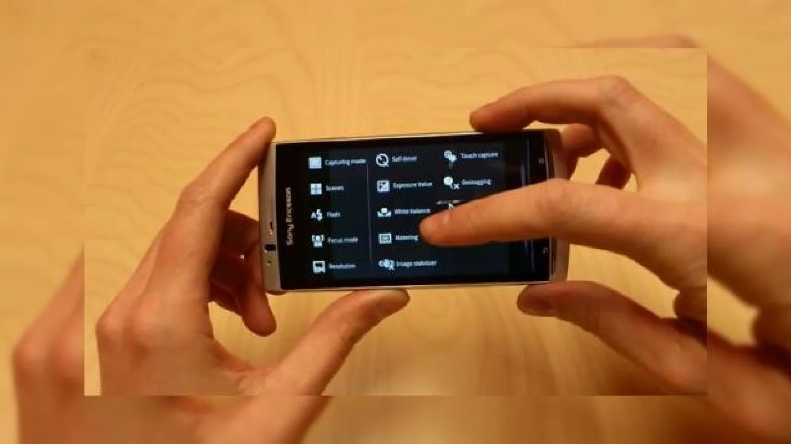 Sony Ericsson Xperia Arc vine cu o cameră excepțională (Video)