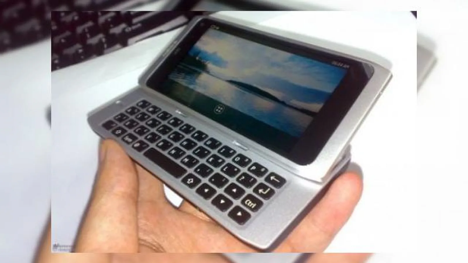Nokia N9, gata de MWC 2011; vine cu procesor de 1.2GHz, cameră de 12MP?