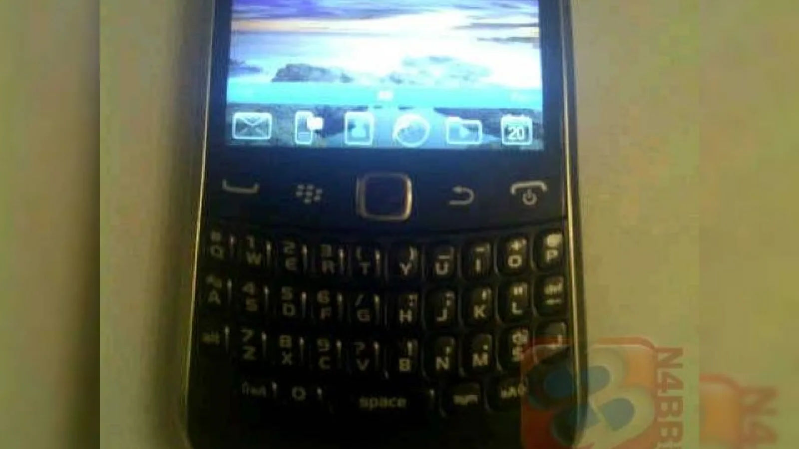 Un nou BlackBerry Curve, scăpat pe web sub formă de imagini; nume de cod - Sedona