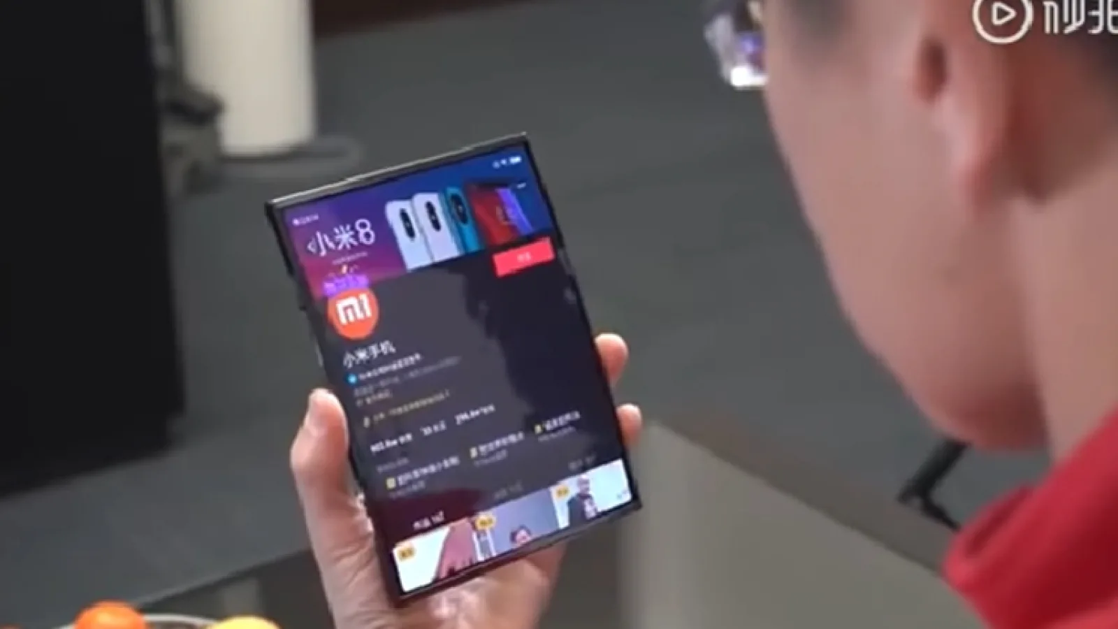 Smartphone-ul pliabil Xiaomi revine! De această dată într-un hands-on realizat de președintele companiei