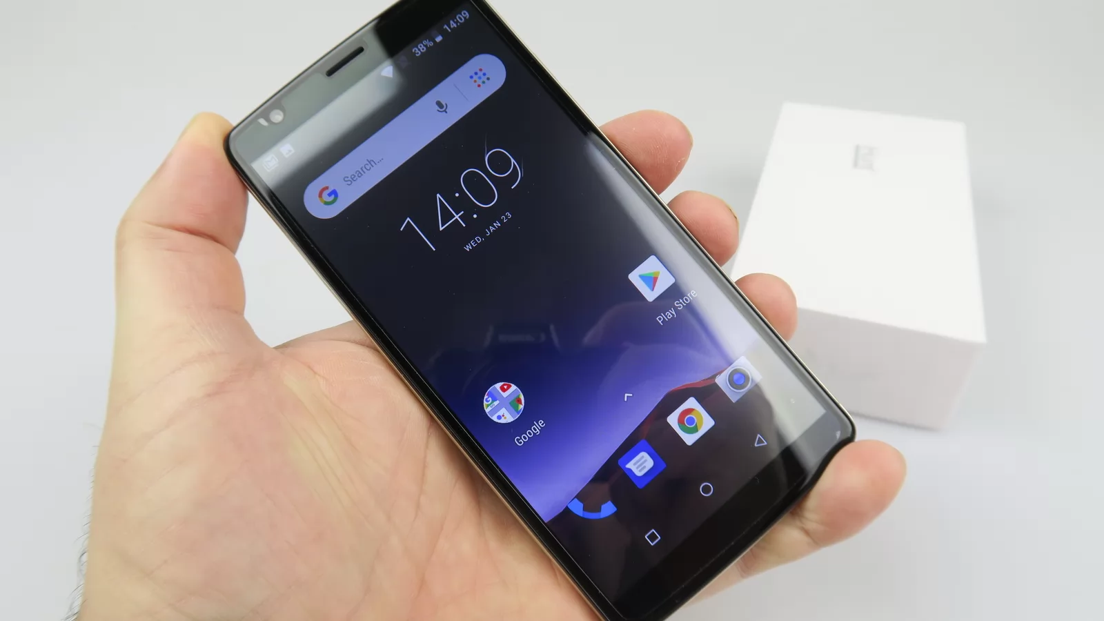 iHunt Like 4U Unboxing: Telefon accesibil, cu capac spate înlăturabil, cameră duală (Video)