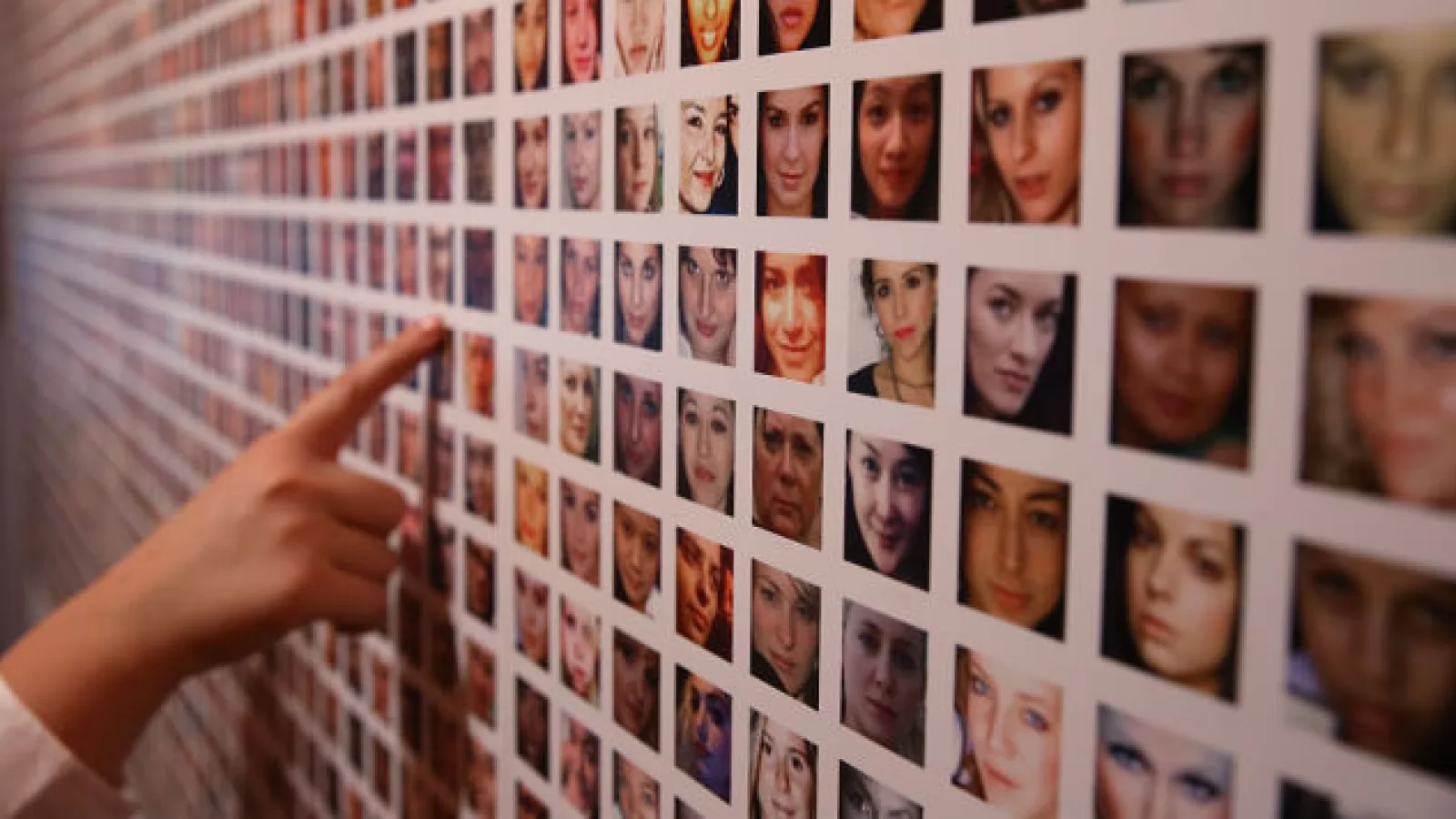 My 2 cents: tu cât ai vrea să fii plătit să te laşi spionat?