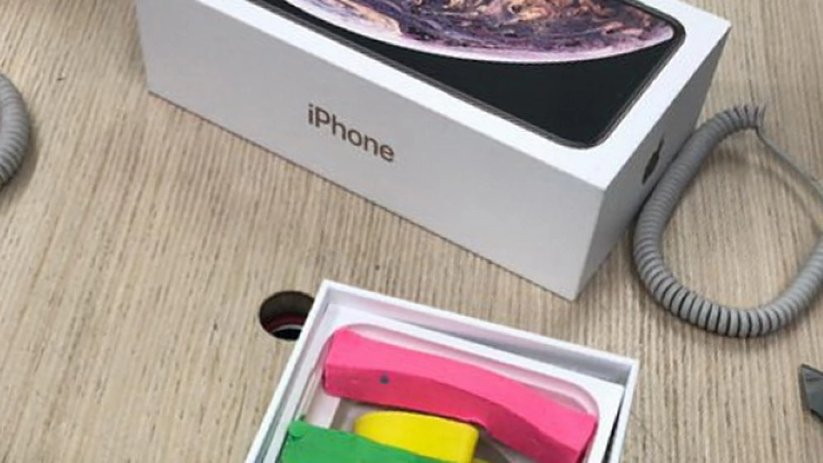 Se întâmplă ceva ciudat la Media Galaxy Craiova: între spargeri şi plastilină în cutia de iPhone...