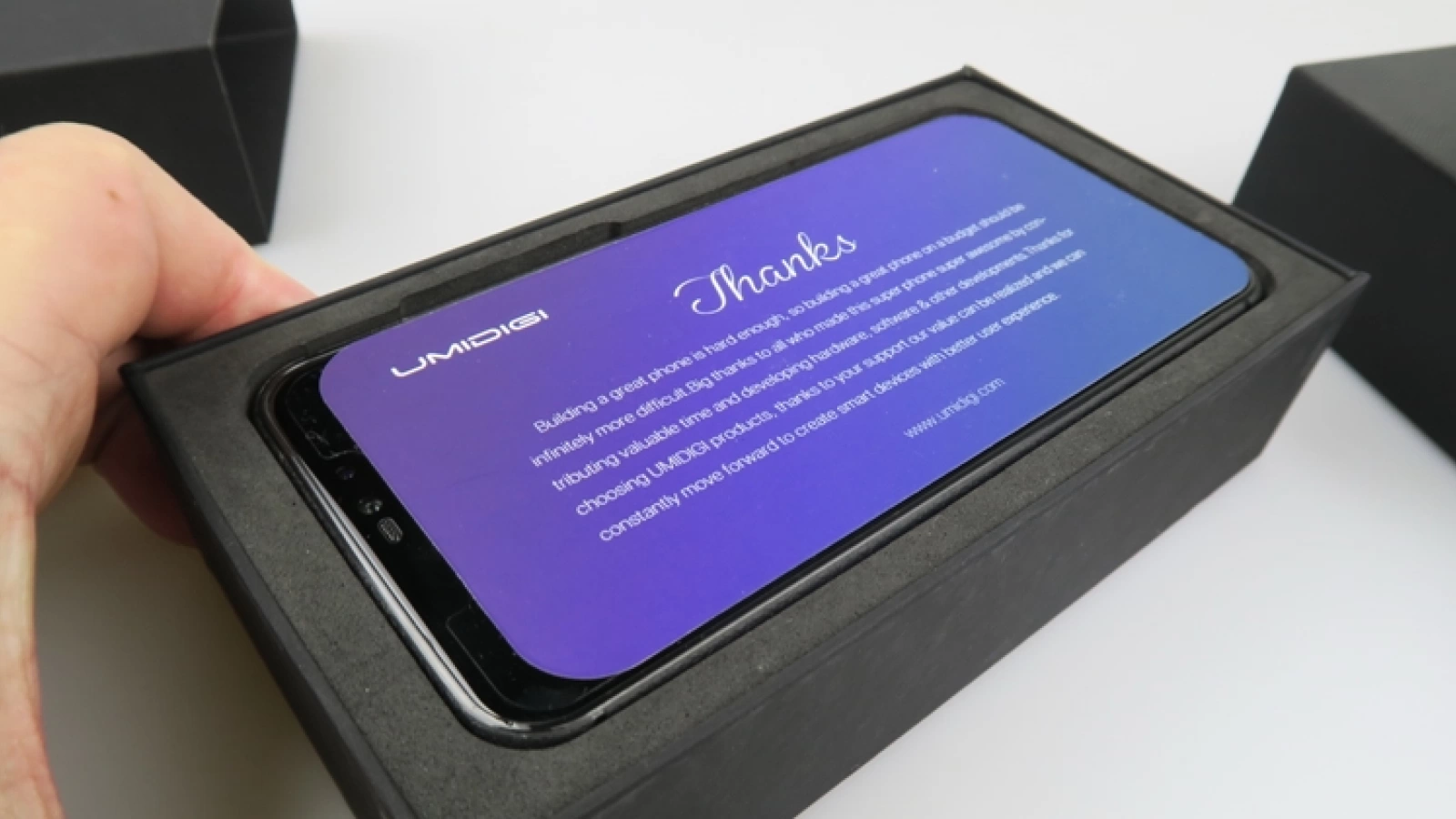 UMIDIGI Z2 Pro Unboxing: Telefon cu 4 camere, 6 GB RAM, Android stock la doar 280 de dolari