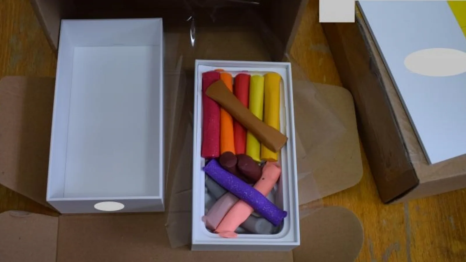 Cazul "plastilină în cutia de iPhone" se lasă cu arestări; Iată cum operau cei reţinuţi