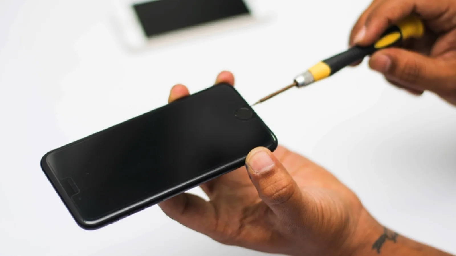 Lista de service-uri autorizate Apple din România se restrânge; Noumax pierde certificarea