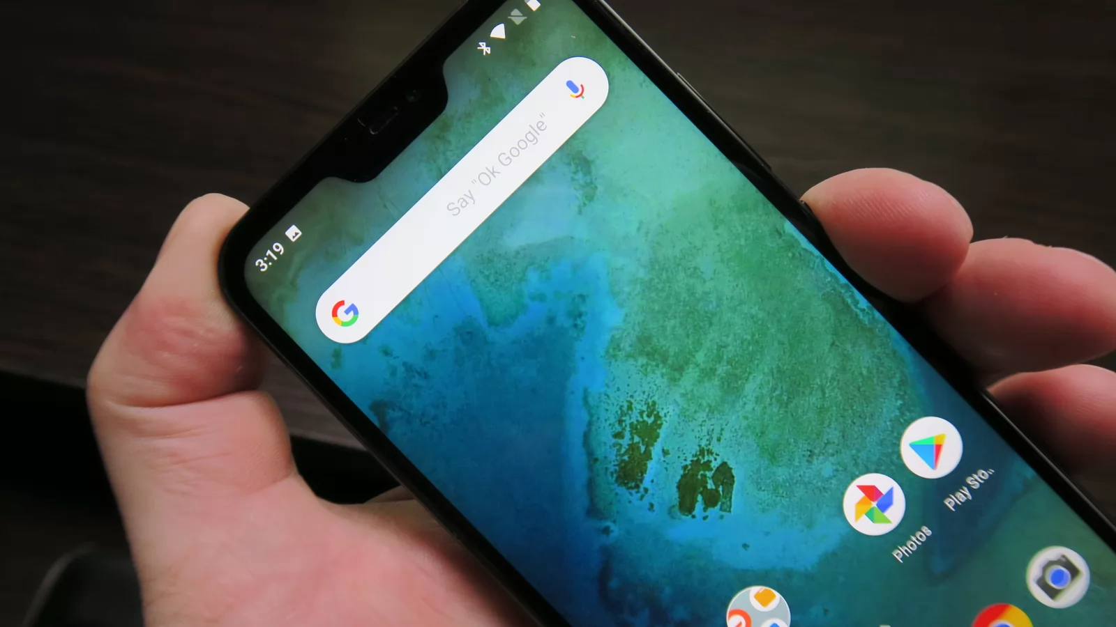 Xiaomi Mi A2 Lite: Display destul de luminos, dar cu breton inutil