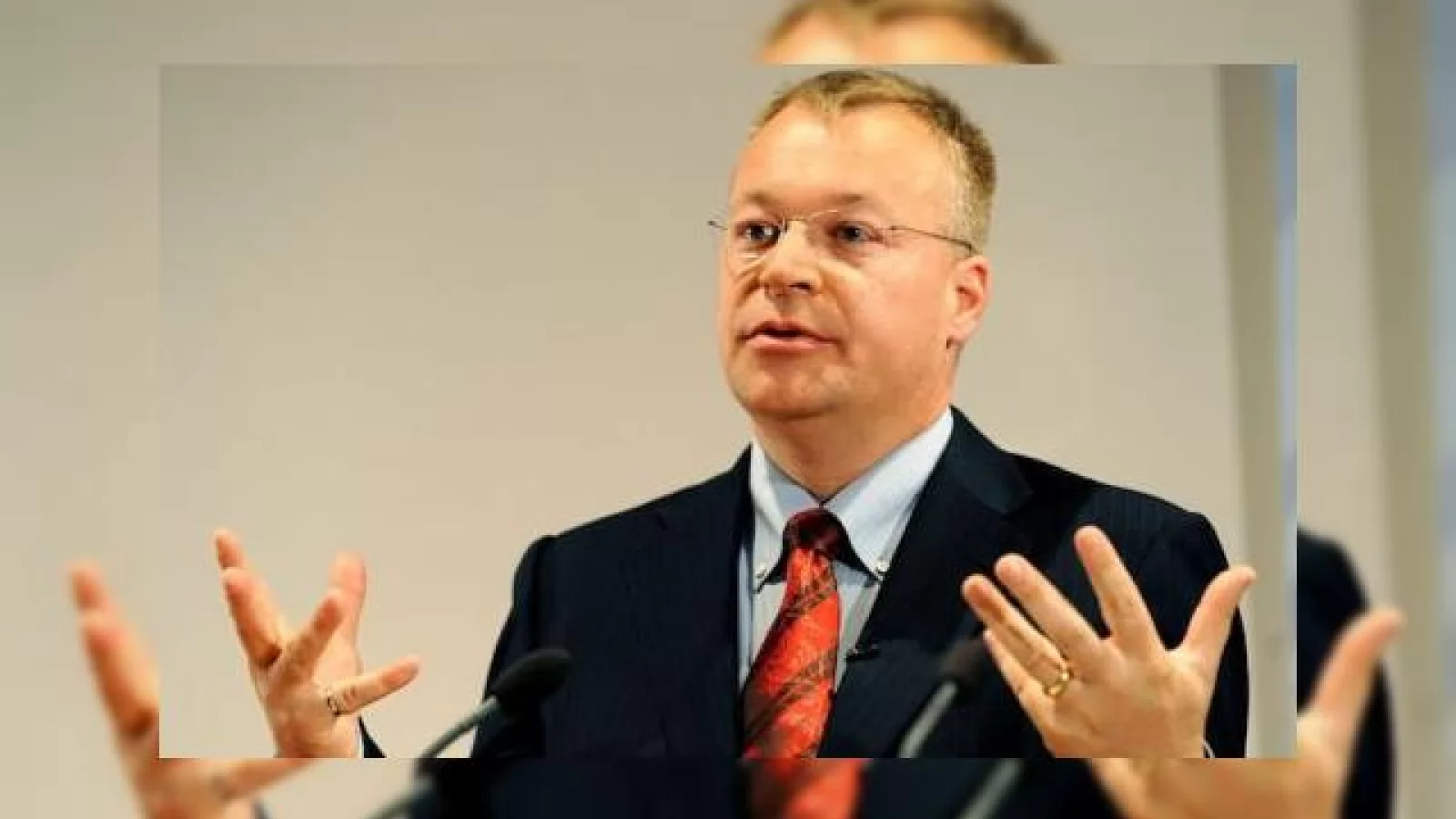 Nokia, cu un pas mai aproape de Windows Phone 7/Android; CEO-ul Stephen Elop pregătește &ldquo;trupeleâ€