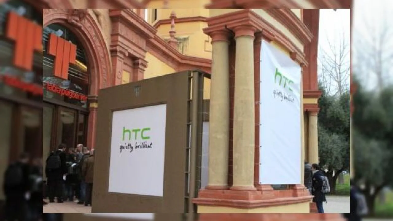 Conferinta de presa HTC la MWC 2011: prezentarea LIVE a Telefoanelor Facebook si tabletei Flyer