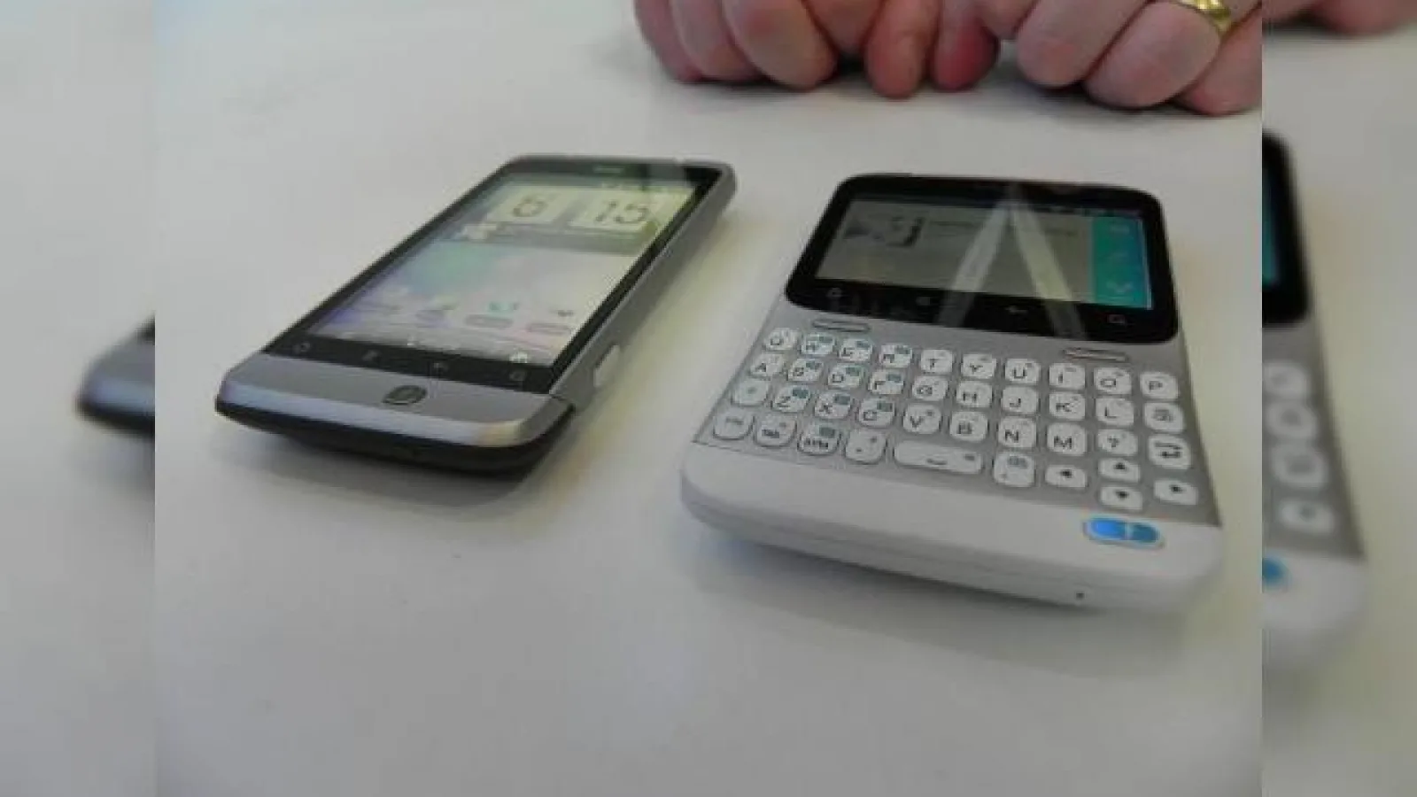 MWC 2011: Facebook Phone În acțiune! HTC Salsa și ChaCha au câte un buton special Facebook (Video)