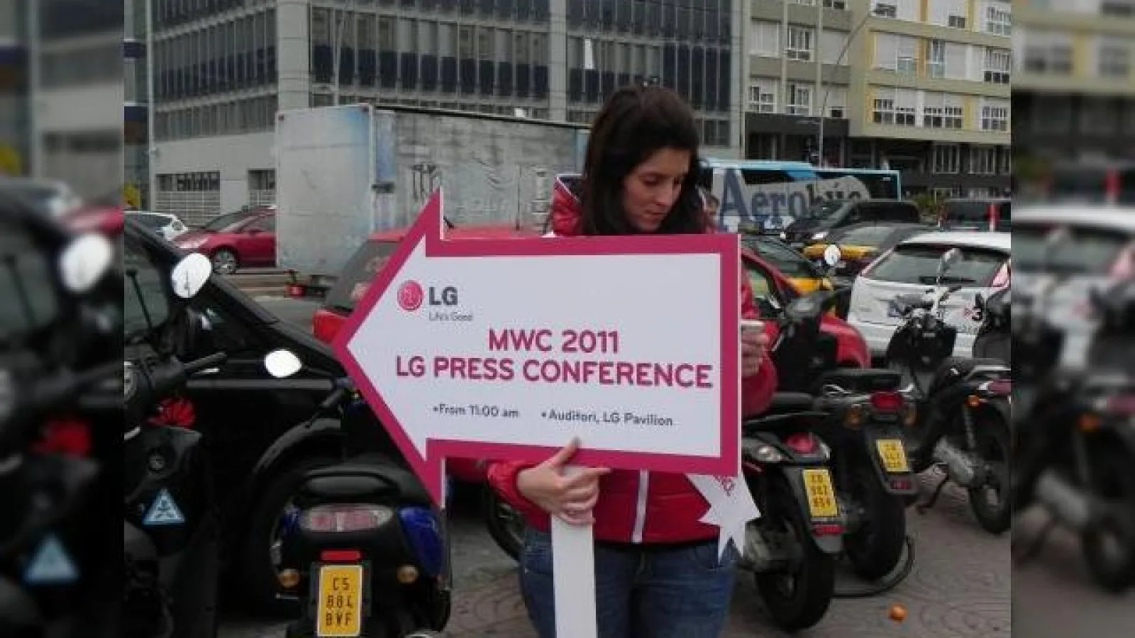 Aventurile unui “Mobilissimo†În ziua 1 a MWC: Conferința LG, Xperia Play, tableta Samsung și... omul cu arma!