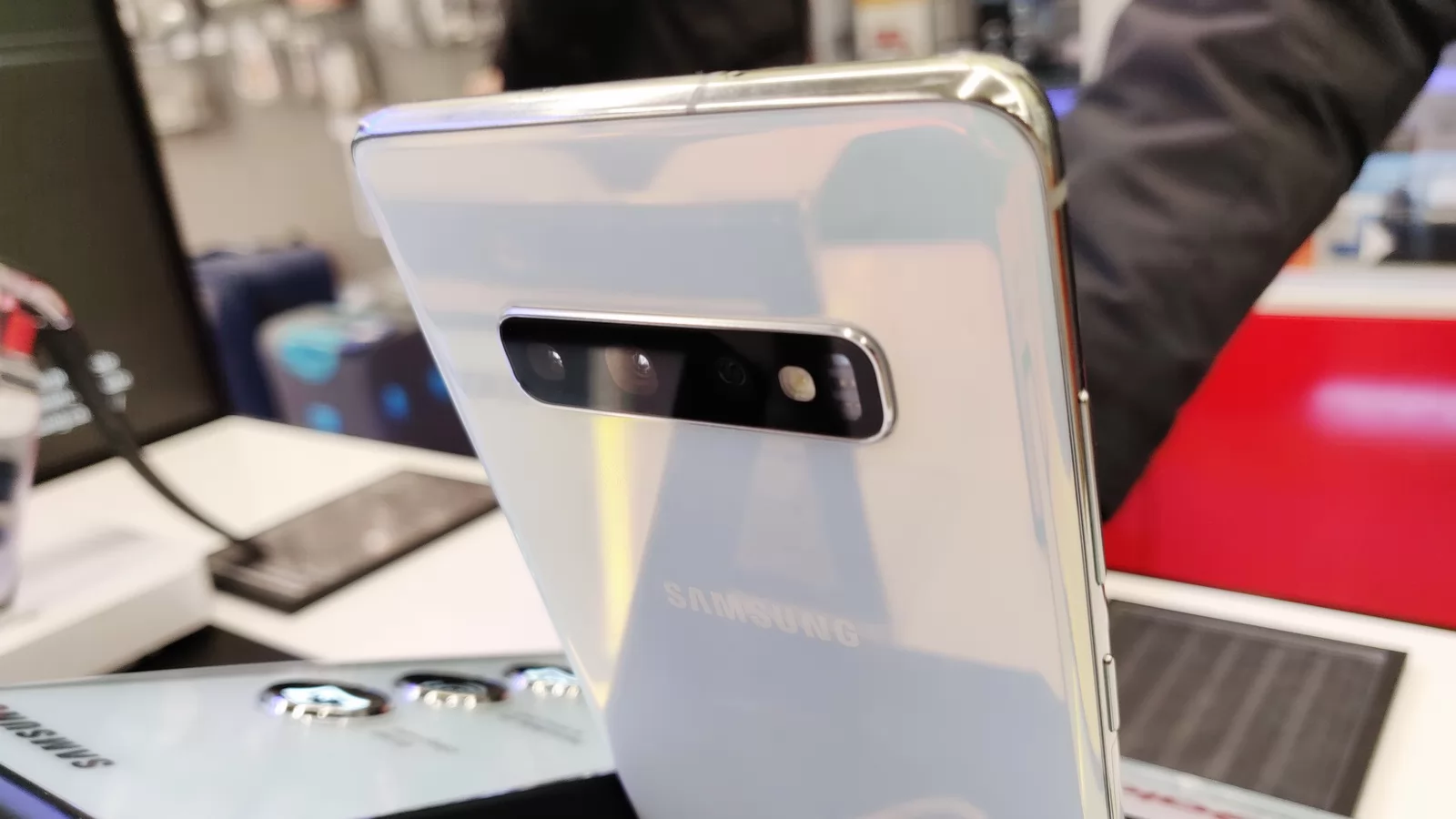 Samsung Galaxy S10+ mini-review + primele impresii: mult ecran, Bokeh mai bun, destul de comod (Video)