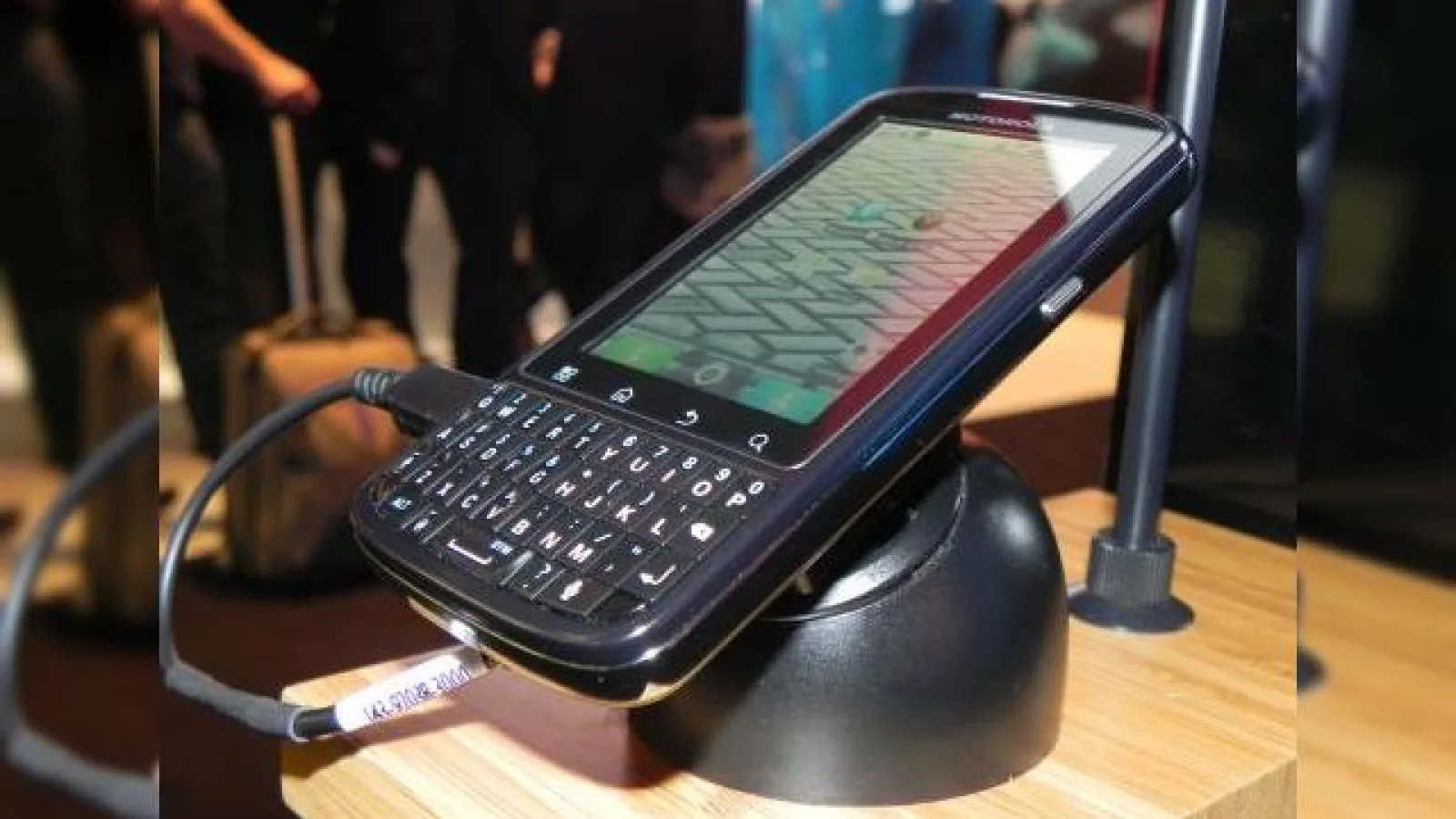 MWC 2011: Motorola Pro, surprins În acțiune În Barcelona; telefonul business la superlativ (Video)