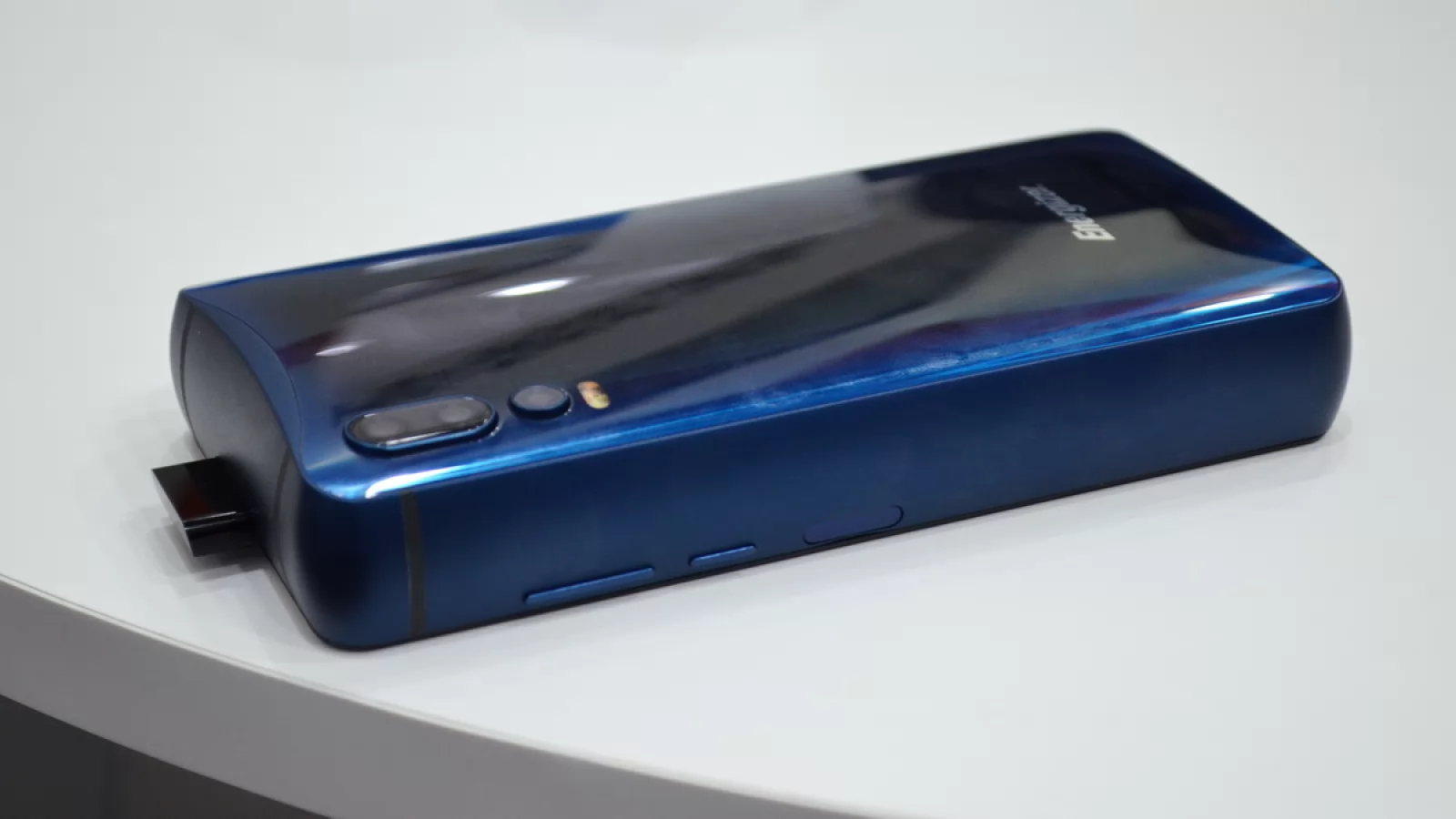 MWC 2019: Energizer prezintă telefonul Power Max P18K Pop, o veritabilă "cărămidă" cu baterie de 18.000 mAh, cameră pop up