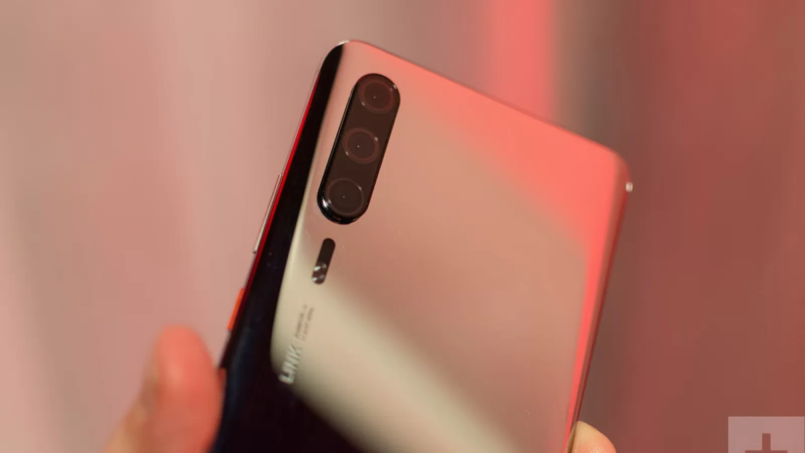 Huawei P30 Pro apare în primele fotografii hands-on, cu o nuanţă interesantă și doar 3 camere