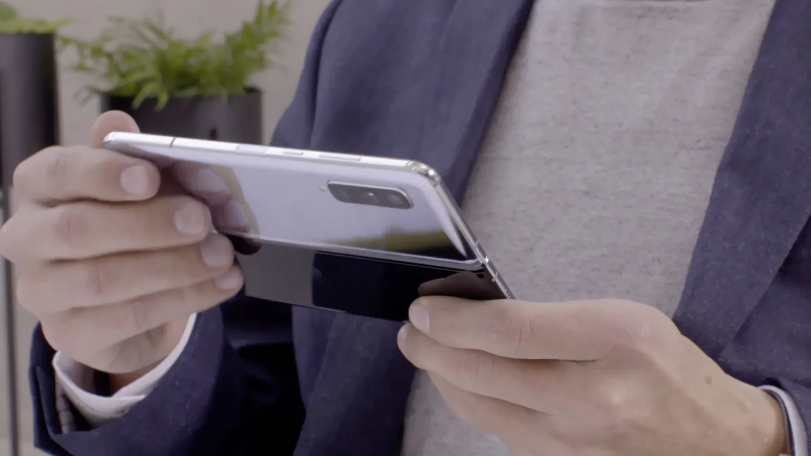 Un oficial Samsung explica de ce pliabilul Galaxy Fold se închide spre interior, oferă detalii despre funcţiile sale speciale