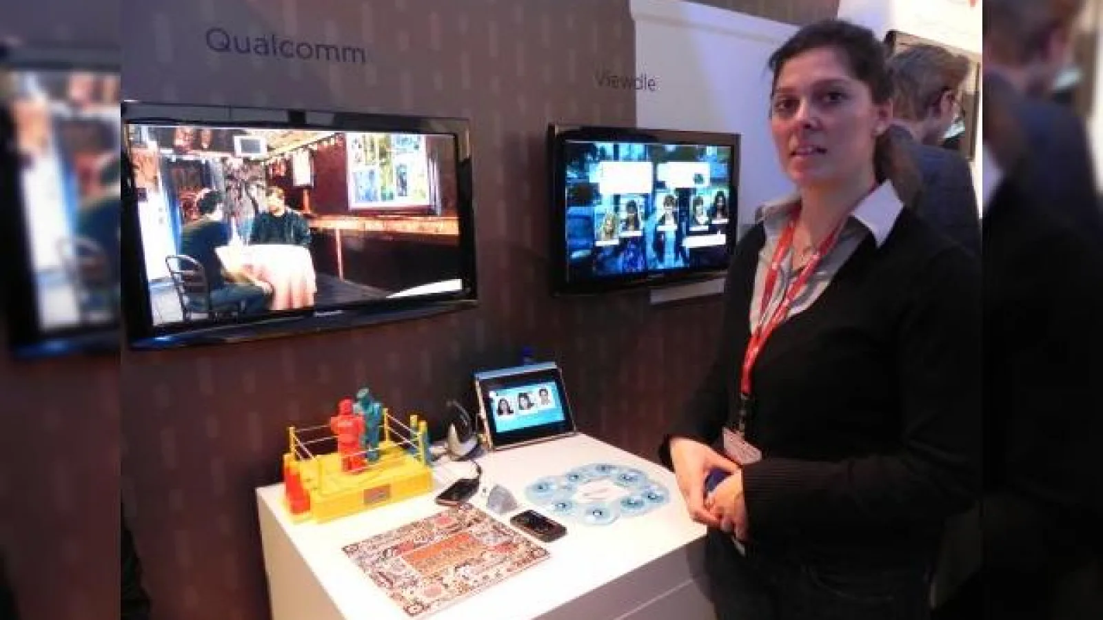 MWC 2011: Qualcomm ne prezintă o nouă aplicație augmented reality; generează un duel virtual Între roboți de jucărie (Video)