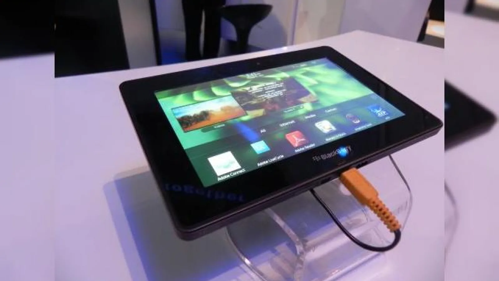 MWC 2011: Tableta BlackBerry PlayBook rulează Quake 3, un film și Adobe Reader simultan (Video)