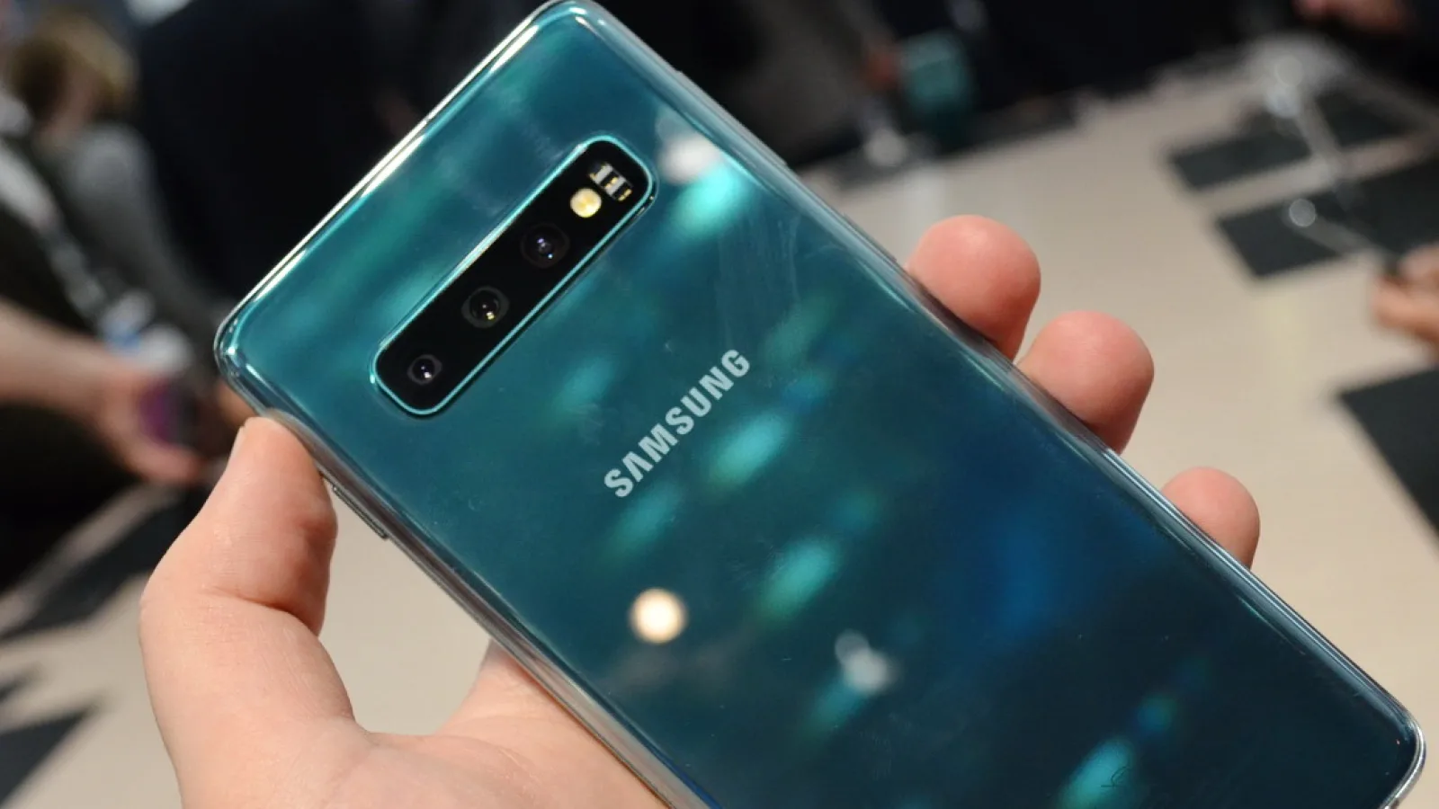 MWC 2019: Samsung Galaxy S10 - Prezentare hands-on a variantei mai mici de flagship nou (Video)