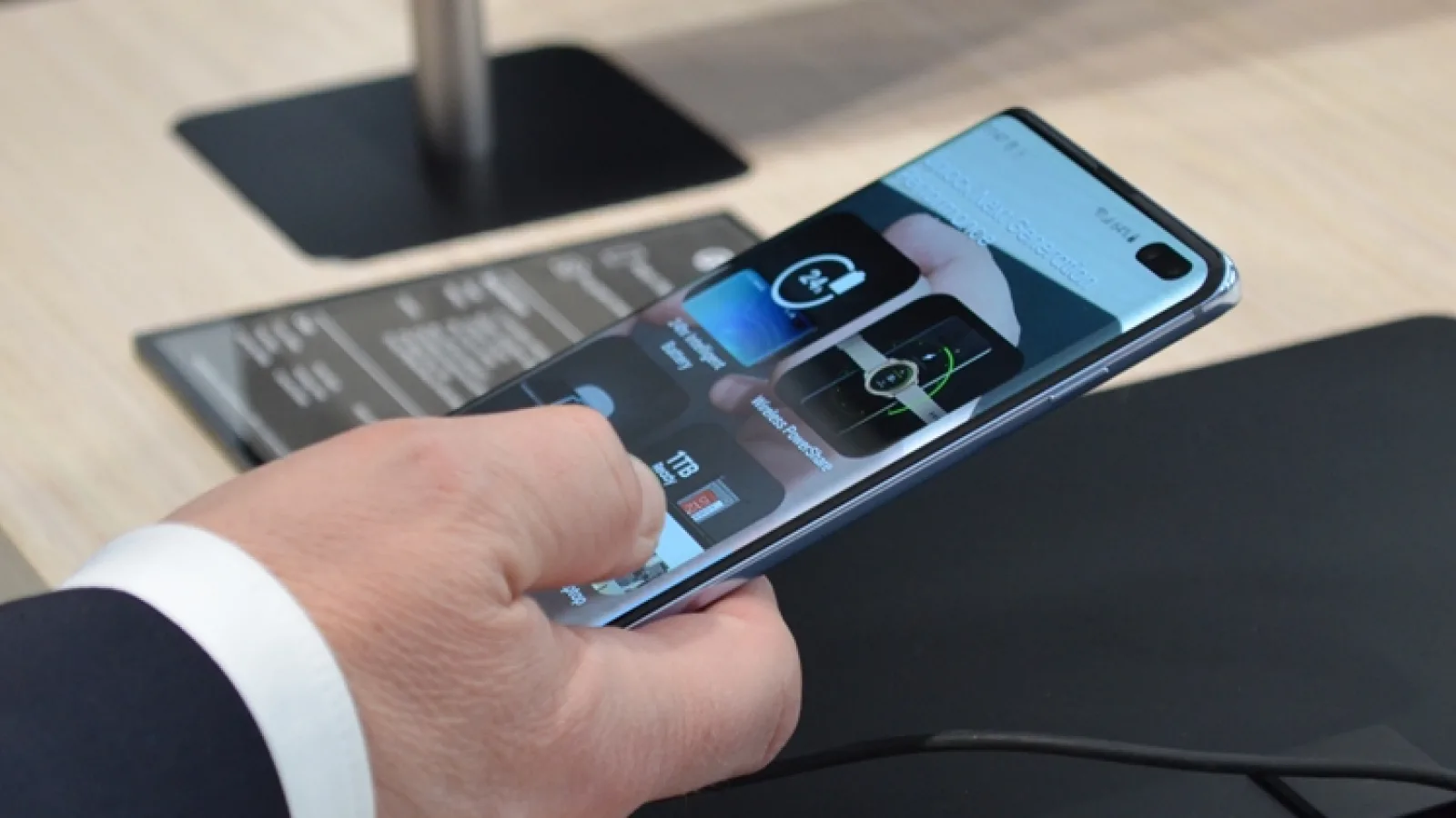 Samsung Galaxy S10 și Galaxy S10+ vin cu o folie de protecție aplicată peste ecran din fabrică